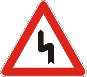 Znak    '' dvostruka krivina ili vise uzastupnih krivina od kojih je prva nalevo ''