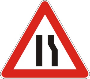 Znak    ''suzenje puta sa desne strane''