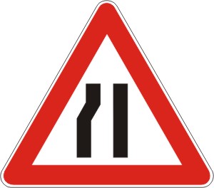  Znak    ''suzenje puta sa leve strane''