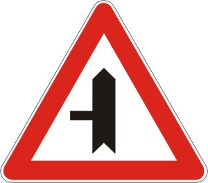  Znak    '' Spajanje sa sporednim putem pod pravim uglom s leve strane ''