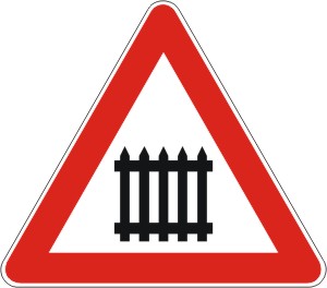 Znak    '' Prelaz puta preko zeleznicke pruge  sa branicima ili polubranicima ''  Oznacava blizinu prelaza puta preko zeleznicke u nivou , koji je obezbedjen branicima ili polubranicima .